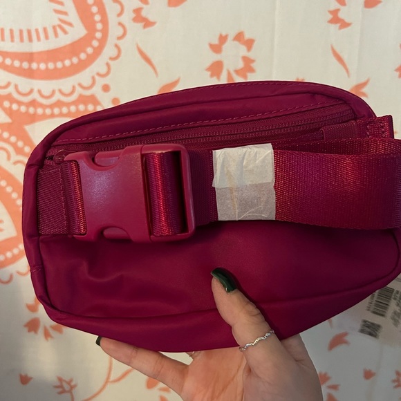 BRAND NEW WITH TAGS! LULULEMON ATHLETICA everywhere belt bag - wild berry - Picture 2 of 5